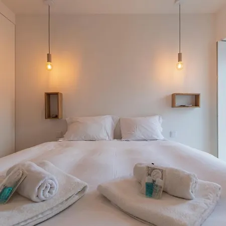 Апартаменты Lovelystay - With Castle View