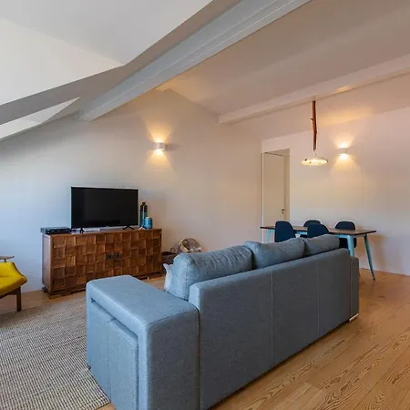 Lovelystay - With Castle View Daire